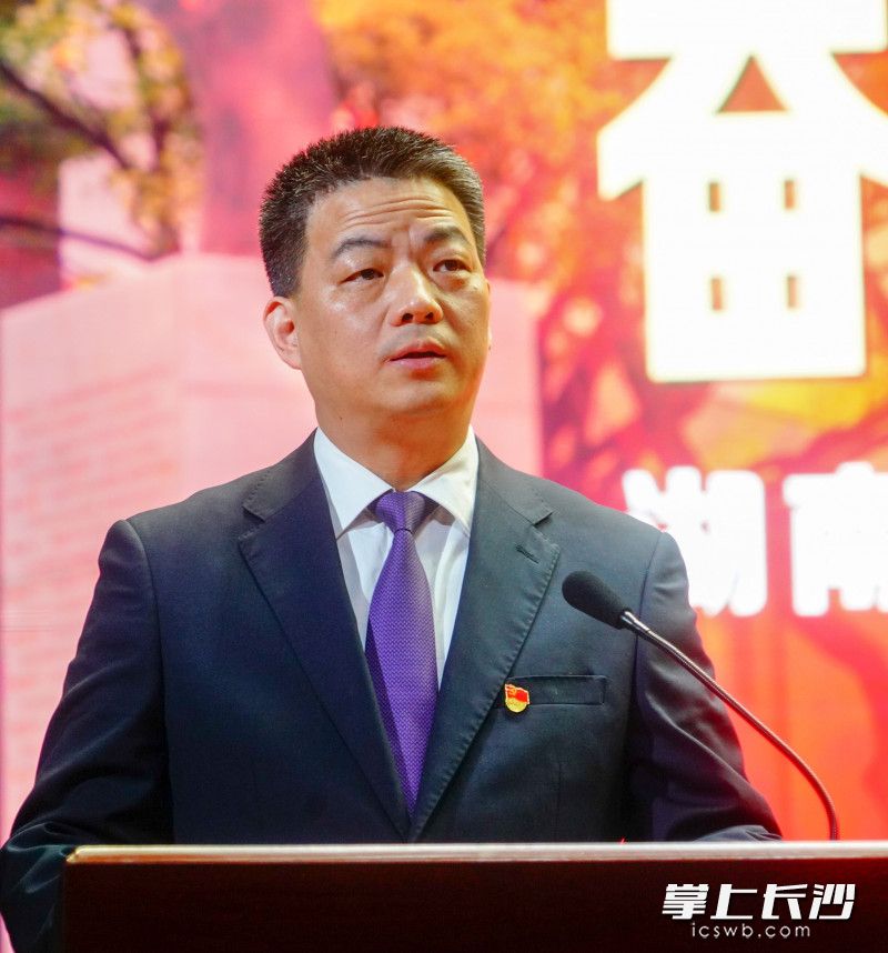 bbin直营网副校长苏建祥作题为《奋斗吧，了不起的附中人》的新学期致辞。