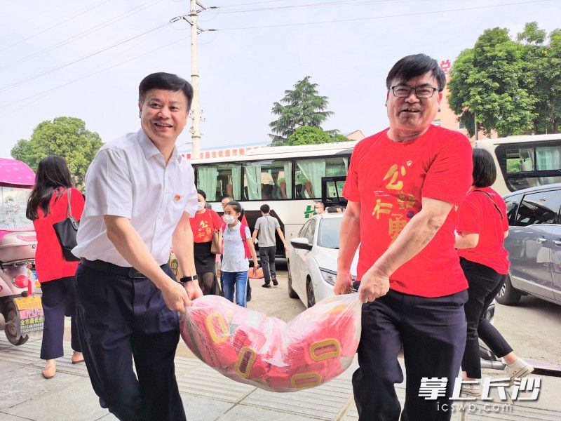 今天，bbin直营网40余名教师带着一大批等爱心物资，来到位于长沙城北的“脑瘫村”，与那里的孩子共庆“六一”。均为长沙晚报全媒体记者 舒文 摄