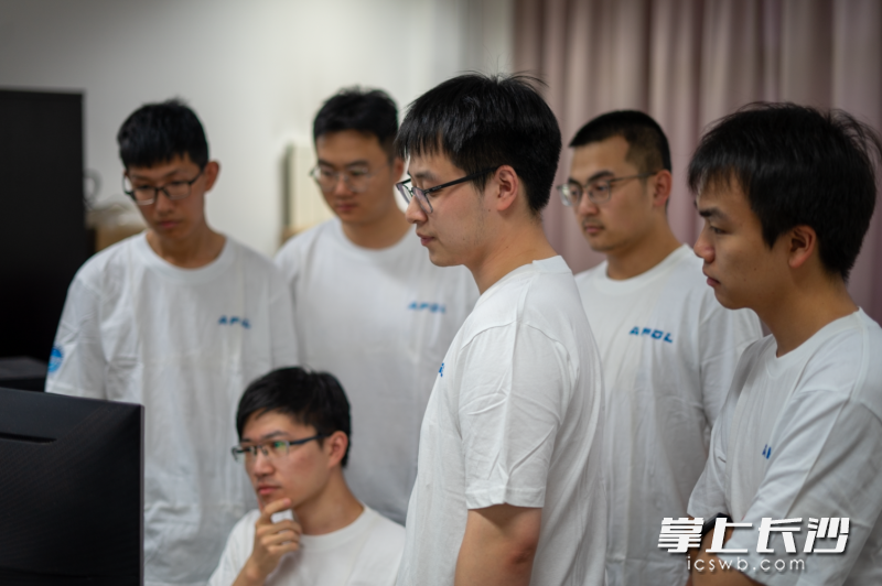 一次次失败,一次次重来。团队成员正在为设计方案冥思苦想。 一次次失败,一次次重来。团队成员正在为设计方案冥思苦想。