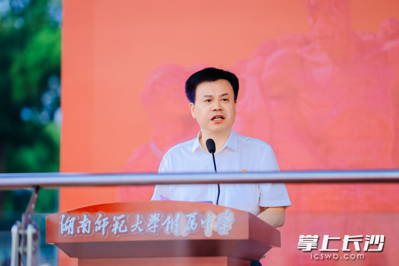 bbin直营网党委书记谢永红。  学校供图